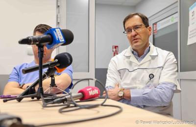 Uczestnicy konferencji prasowej w Szpitalu Uniwersytecki im. Karola Marcinkowskiego w Zielonej Górze podsumowującej rok pracy z robotem da Vinci