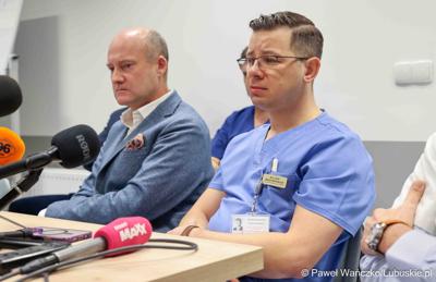 Uczestnicy konferencji prasowej w Szpitalu Uniwersytecki im. Karola Marcinkowskiego w Zielonej Górze podsumowującej rok pracy z robotem da Vinci
