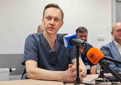 Uczestnicy konferencji prasowej w Szpitalu Uniwersytecki im. Karola Marcinkowskiego w Zielonej Górze podsumowującej rok pracy z robotem da Vinci