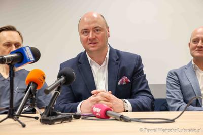 Uczestnicy konferencji prasowej w Szpitalu Uniwersytecki im. Karola Marcinkowskiego w Zielonej Górze podsumowującej rok pracy z robotem da Vinci