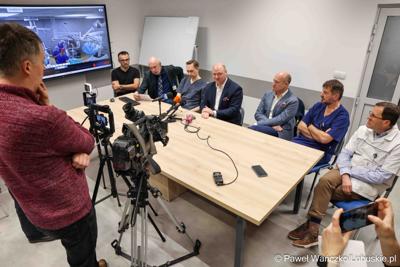 Uczestnicy konferencji prasowej w Szpitalu Uniwersytecki im. Karola Marcinkowskiego w Zielonej Górze podsumowującej rok pracy z robotem da Vinci