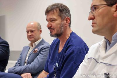 Uczestnicy konferencji prasowej w Szpitalu Uniwersytecki im. Karola Marcinkowskiego w Zielonej Górze podsumowującej rok pracy z robotem da Vinci