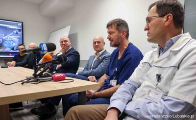 Uczestnicy konferencji prasowej w Szpitalu Uniwersytecki im. Karola Marcinkowskiego w Zielonej Górze podsumowującej rok pracy z robotem da Vinci