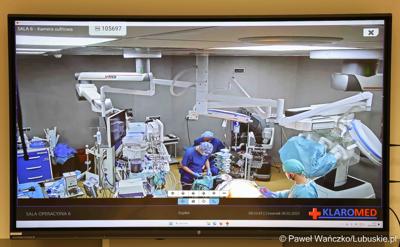 Monitor pokazujący obraz na żywo z operacji z wykorzystaniem robota da Vinci