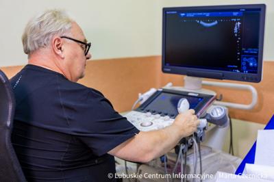Poradnia ginekologiczna w Dobiegniewie działa od października 2024 r., a już cieszy się ogromnym zainteresowaniem. Usługi w Dobiegniewie realizuje Szpital Powiatowy w Drezdenku, funkcjonujący w ramach Powiatowego Centrum Zdrowia. 