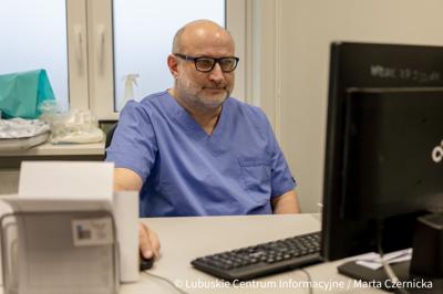 Poradnia ginekologiczna w Dobiegniewie działa od października 2024 r., a już cieszy się ogromnym zainteresowaniem. Usługi w Dobiegniewie realizuje Szpital Powiatowy w Drezdenku, funkcjonujący w ramach Powiatowego Centrum Zdrowia. 