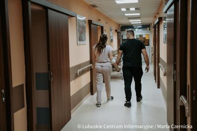 Poradnia ginekologiczna w Dobiegniewie działa od października 2024 r., a już cieszy się ogromnym zainteresowaniem. Usługi w Dobiegniewie realizuje Szpital Powiatowy w Drezdenku, funkcjonujący w ramach Powiatowego Centrum Zdrowia. Lokal na potrzeby poradni przekazała gmina Dobiegniew. Lecznica zapewniła kadrę medyczną, a samorząd województwa zakup nowoczesnych aparatów USG w Dobiegniewie i Drezdenku na kwotę 299 tysięcy złotych.