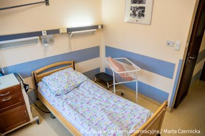 Poradnia ginekologiczna w Dobiegniewie działa od października 2024 r., a już cieszy się ogromnym zainteresowaniem. Usługi w Dobiegniewie realizuje Szpital Powiatowy w Drezdenku, funkcjonujący w ramach Powiatowego Centrum Zdrowia. Lokal na potrzeby poradni przekazała gmina Dobiegniew. Lecznica zapewniła kadrę medyczną, a samorząd województwa zakup nowoczesnych aparatów USG w Dobiegniewie i Drezdenku na kwotę 299 tysięcy złotych.