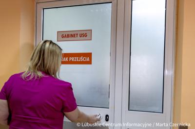 Poradnia ginekologiczna w Dobiegniewie działa od października 2024 r., a już cieszy się ogromnym zainteresowaniem. Usługi w Dobiegniewie realizuje Szpital Powiatowy w Drezdenku, funkcjonujący w ramach Powiatowego Centrum Zdrowia. Lokal na potrzeby poradni przekazała gmina Dobiegniew. Lecznica zapewniła kadrę medyczną, a samorząd województwa zakup nowoczesnych aparatów USG w Dobiegniewie i Drezdenku na kwotę 299 tysięcy złotych.