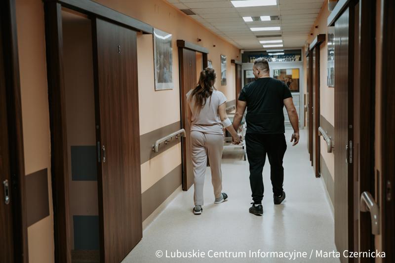 Poradnia ginekologiczna w Dobiegniewie działa od października 2024 r., a już cieszy się ogromnym zainteresowaniem. Usługi w Dobiegniewie realizuje Szpital Powiatowy w Drezdenku, funkcjonujący w ramach Powiatowego Centrum Zdrowia. Lokal na potrzeby poradni przekazała gmina Dobiegniew. Lecznica zapewniła kadrę medyczną, a samorząd województwa zakup nowoczesnych aparatów USG w Dobiegniewie i Drezdenku na kwotę 299 tysięcy złotych.