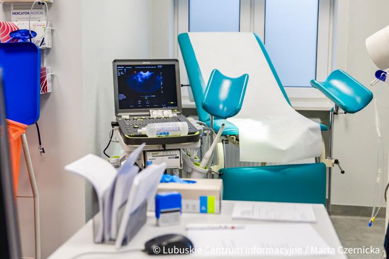 Poradnia ginekologiczna w Dobiegniewie działa od października 2024 r., a już cieszy się ogromnym zainteresowaniem. Usługi w Dobiegniewie realizuje Szpital Powiatowy w Drezdenku, funkcjonujący w ramach Powiatowego Centrum Zdrowia. Lokal na potrzeby poradni przekazała gmina Dobiegniew. Lecznica zapewniła kadrę medyczną, a samorząd województwa zakup nowoczesnych aparatów USG w Dobiegniewie i Drezdenku na kwotę 299 tysięcy złotych.