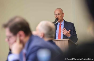 Marszałek Województwa Lubuskiego Marcin Jabłoński przemawia podczas Konwentu Starostów Województwa Lubuskiego w Nowej Soli