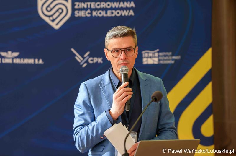 Wicemarszałek Województwa Lubuskiego Sebastian Ciemnoczołowski przemawia do uczestników regionalnego panelu eksperckiego dot. projektu Zintegrowana Sieć Kolejowa