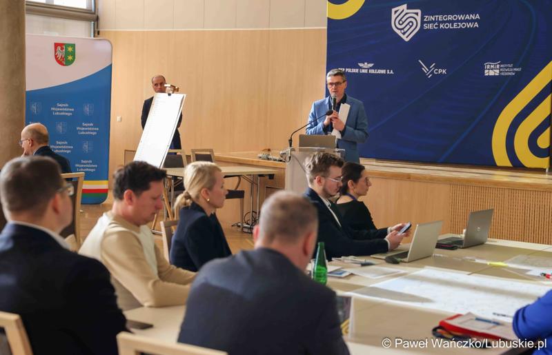 Wicemarszałek Województwa Lubuskiego Sebastian Ciemnoczołowski przemawia do uczestników regionalnego panelu eksperckiego dot. projektu Zintegrowana Sieć Kolejowa