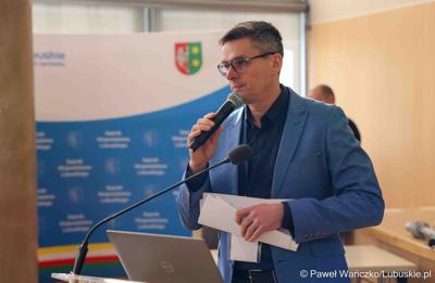 Wicemarszałek Województwa Lubuskiego Sebastian Ciemnoczołowski przemawia do uczestników regionalnego panelu eksperckiego dot. projektu Zintegrowana Sieć Kolejowa