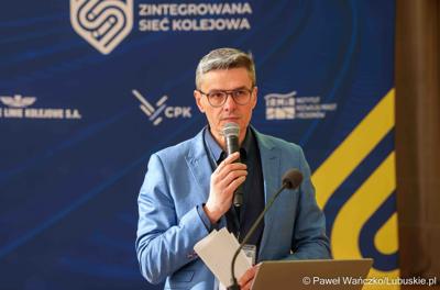 Wicemarszałek Województwa Lubuskiego Sebastian Ciemnoczołowski przemawia do uczestników regionalnego panelu eksperckiego dot. projektu Zintegrowana Sieć Kolejowa