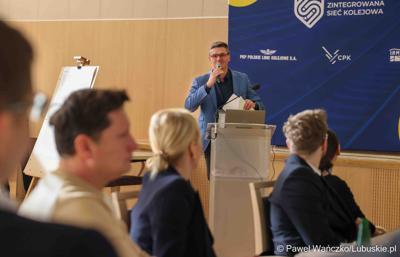 Wicemarszałek Województwa Lubuskiego Sebastian Ciemnoczołowski przemawia do uczestników regionalnego panelu eksperckiego dot. projektu Zintegrowana Sieć Kolejowa