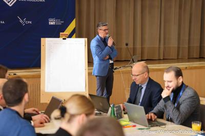 Wicemarszałek Województwa Lubuskiego Sebastian Ciemnoczołowski przemawia do uczestników regionalnego panelu eksperckiego dot. projektu Zintegrowana Sieć Kolejowa