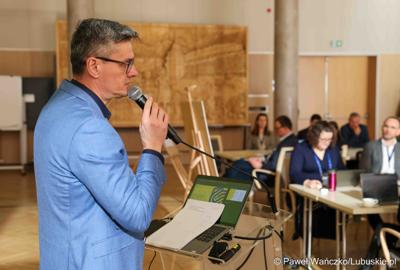 Wicemarszałek Województwa Lubuskiego Sebastian Ciemnoczołowski przemawia do uczestników regionalnego panelu eksperckiego dot. projektu Zintegrowana Sieć Kolejowa