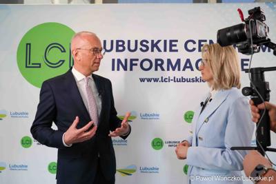Marszałek Województwa Lubuskiego Marcin Jabłoński udziela wywiadu mediom