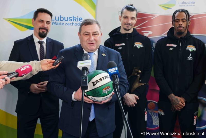 Uczestnicy konferencji prasowej dot. przekazania dotacji dla klubu Orlen Zastal Zielona Góra