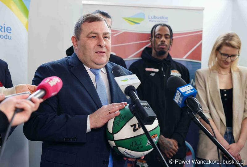 Uczestnicy konferencji prasowej dot. przekazania dotacji dla klubu Orlen Zastal Zielona Góra