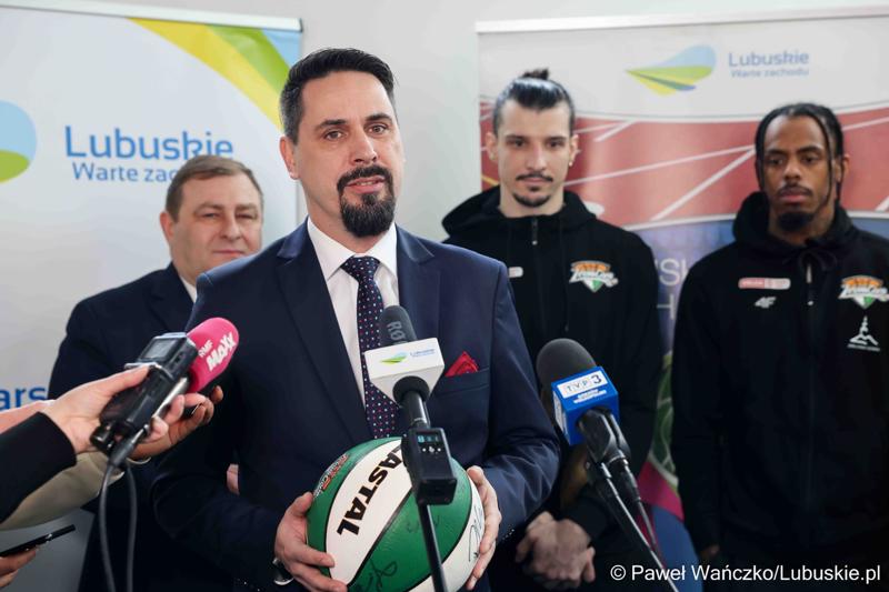 Uczestnicy konferencji prasowej dot. przekazania dotacji dla klubu Orlen Zastal Zielona Góra