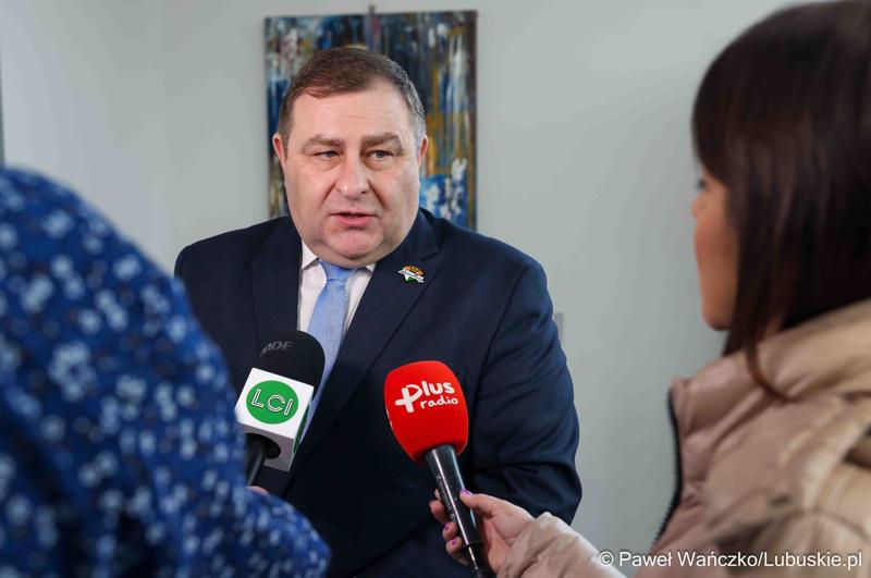 Wicemarszałek Województwa Lubuskiego Grzegorz Potęga udziela wywiadu mediom