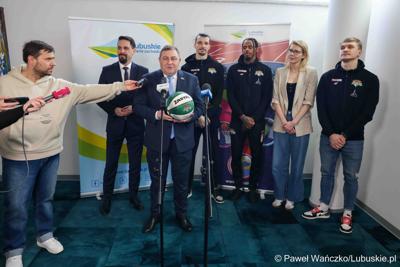 Uczestnicy konferencji prasowej dot. przekazania dotacji dla klubu Orlen Zastal Zielona Góra