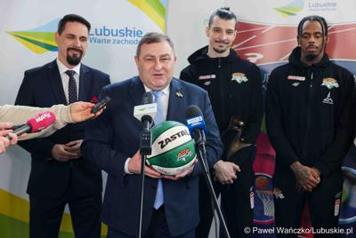 Uczestnicy konferencji prasowej dot. przekazania dotacji dla klubu Orlen Zastal Zielona Góra