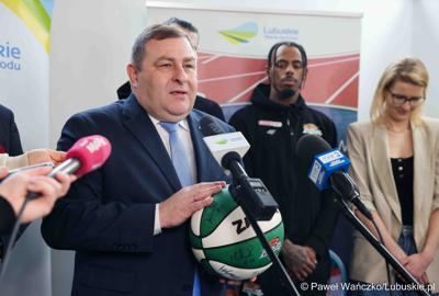Uczestnicy konferencji prasowej dot. przekazania dotacji dla klubu Orlen Zastal Zielona Góra
