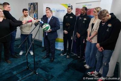 Uczestnicy konferencji prasowej dot. przekazania dotacji dla klubu Orlen Zastal Zielona Góra