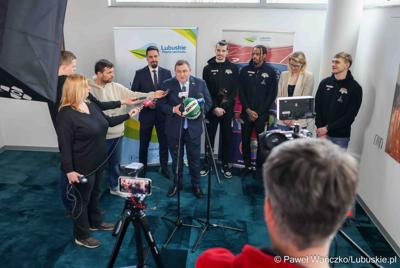 Uczestnicy konferencji prasowej dot. przekazania dotacji dla klubu Orlen Zastal Zielona Góra
