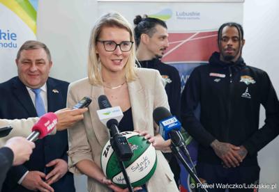 Uczestnicy konferencji prasowej dot. przekazania dotacji dla klubu Orlen Zastal Zielona Góra