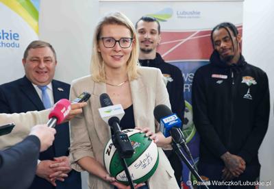Uczestnicy konferencji prasowej dot. przekazania dotacji dla klubu Orlen Zastal Zielona Góra