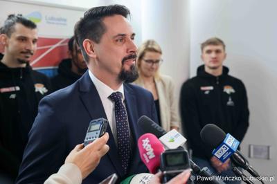 Uczestnicy konferencji prasowej dot. przekazania dotacji dla klubu Orlen Zastal Zielona Góra