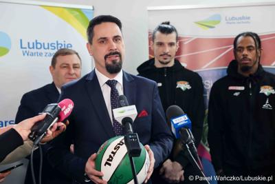 Uczestnicy konferencji prasowej dot. przekazania dotacji dla klubu Orlen Zastal Zielona Góra