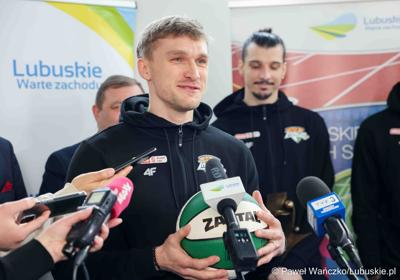 Uczestnicy konferencji prasowej dot. przekazania dotacji dla klubu Orlen Zastal Zielona Góra