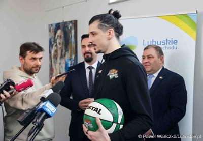 Uczestnicy konferencji prasowej dot. przekazania dotacji dla klubu Orlen Zastal Zielona Góra