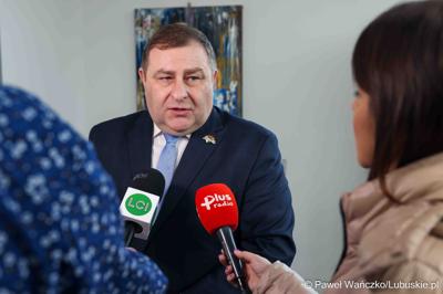 Wicemarszałek Województwa Lubuskiego Grzegorz Potęga udziela wywiadu mediom 