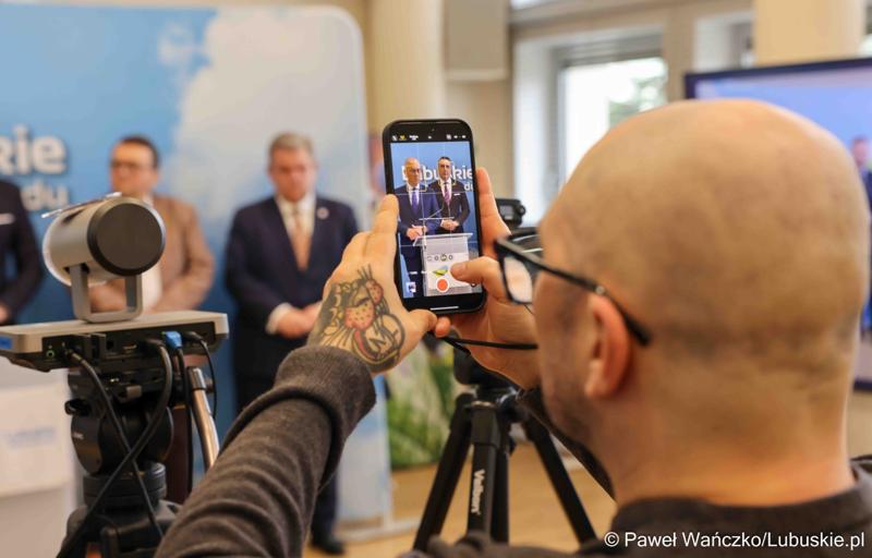 Uczestnicy konferencji prasowej poświęconej sektorowi badań kosmicznych
