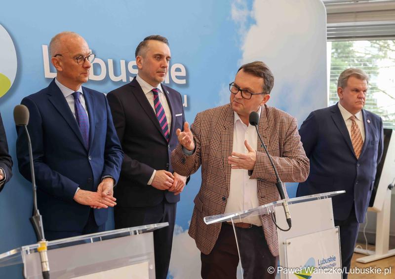 Uczestnicy konferencji prasowej poświęconej sektorowi badań kosmicznych