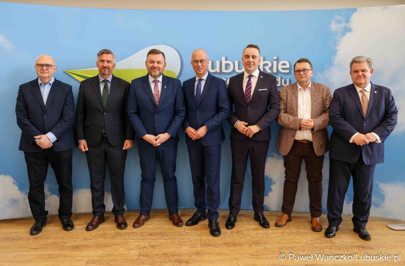 Uczestnicy konferencji prasowej poświęconej sektorowi badań kosmicznych