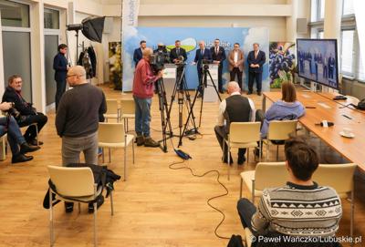 Uczestnicy konferencji prasowej poświęconej sektorowi badań kosmicznych