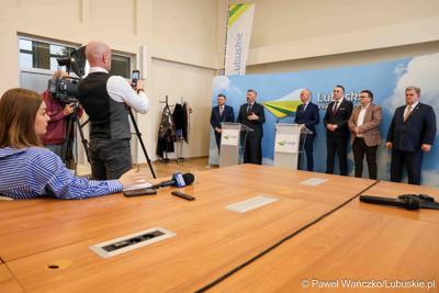 Uczestnicy konferencji prasowej poświęconej sektorowi badań kosmicznych