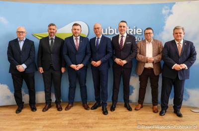 Uczestnicy konferencji prasowej poświęconej sektorowi badań kosmicznych