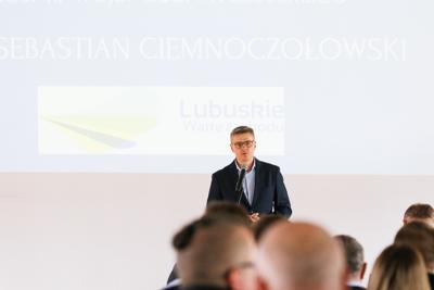 Urząd Marszałkowski Województwa Lubuskiego konsekwentnie wspiera Ochotnicze Straże Pożarne, zapewniając środki na rozwój i modernizację jednostek. Podczas spotkania omówiono możliwości finansowania OSP