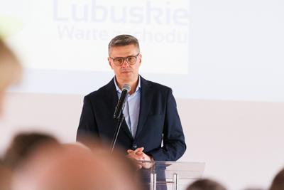 Urząd Marszałkowski Województwa Lubuskiego konsekwentnie wspiera Ochotnicze Straże Pożarne, zapewniając środki na rozwój i modernizację jednostek. Podczas spotkania omówiono możliwości finansowania OSP
