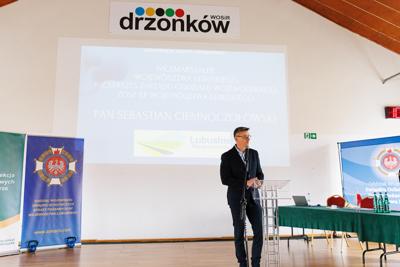 Urząd Marszałkowski Województwa Lubuskiego konsekwentnie wspiera Ochotnicze Straże Pożarne, zapewniając środki na rozwój i modernizację jednostek. Podczas spotkania omówiono możliwości finansowania OSP