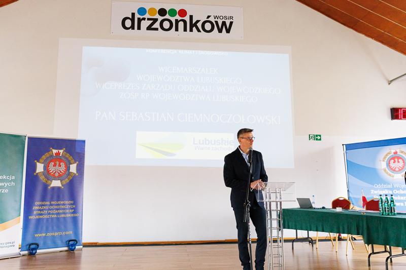 Urząd Marszałkowski Województwa Lubuskiego konsekwentnie wspiera Ochotnicze Straże Pożarne, zapewniając środki na rozwój i modernizację jednostek. Podczas spotkania omówiono możliwości finansowania OSP